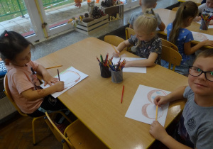 Dzieci rysują postać kasztanka